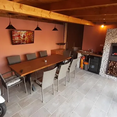 Alom Apartment *