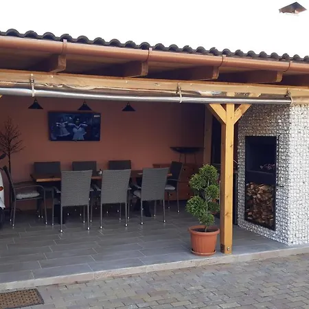 Alom Apartment *